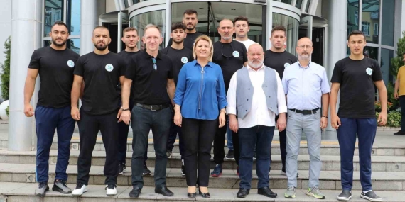 Başkan Hürriyet, İzmitli pehlivanları Kırkpınar’a uğurladı