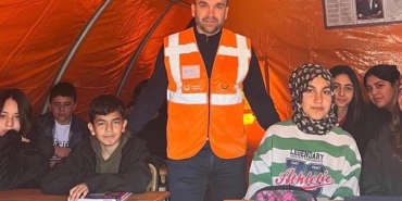 Depremzede miniklere oyuncak ve mutluluk kutusu sürprizi