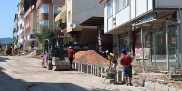 Derince ’de kaldırım düzenlemeleri yapılıyor