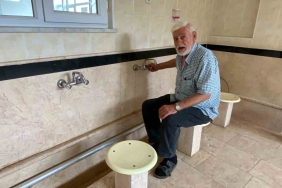 Ellerini kuruttuğu havluyla ayakkabısını sildi, yetmedi su içtikleri cami musluklarını bozdu