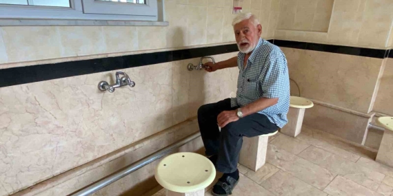 Ellerini kuruttuğu havluyla ayakkabısını sildi, yetmedi su içtikleri cami musluklarını bozdu