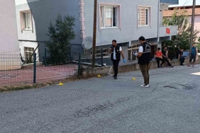 Evinin önünde silahla vuruldu