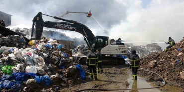 Geri dönüşüm fabrikasında 18 saattir soğutma çalışması yapılıyor