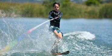 Gölette su kayağı resitali