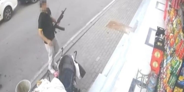Hamile kadını darp eden şahsın iş yerine yapılan saldırının görüntüleri ortaya çıktı