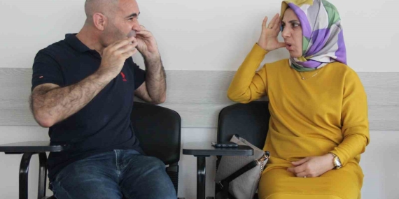 İşitme engelli ikizinin sesi oldu
