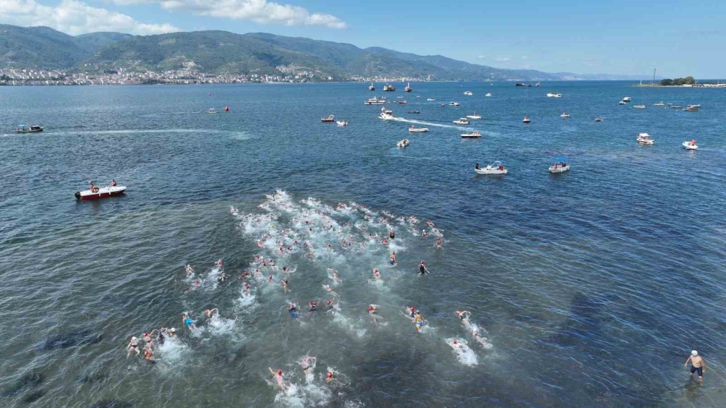 İzmit Körfezi ’nin iki yakası bir araya geldi: 2 bin 650 metre kulaç attılar