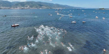 İzmit Körfezi ’nin iki yakası bir araya geldi: 2 bin 650 metre kulaç attılar
