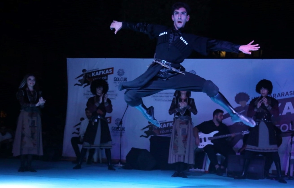 Kafkas dansıyla kendilerine hayran bıraktılar