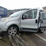 kayganlasan-yolda-kontrolden-cikan-arac-refuje-carpti-2-yarali