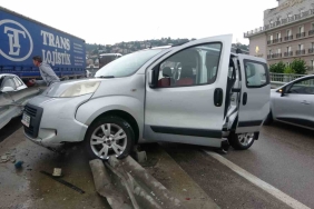 Kayganlaşan yolda kontrolden çıkan araç refüje çarptı: 2 yaralı