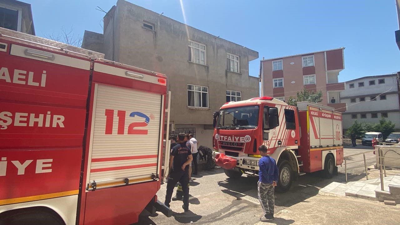 Kocaeli ’de 3 katlı binada yangın paniği