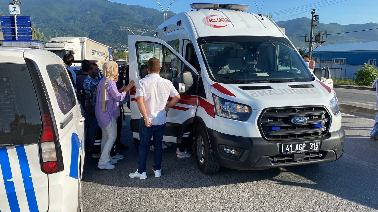 Kocaeli ’de motosiklet ile otomobil çarpıştı: 3 yaralı