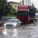 Kocaeli şiddetli yağmur sebebiyle adeta su altında kaldı, deniz ve dereler taştı, yollar göle döndü
