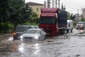 Kocaeli şiddetli yağmur sebebiyle adeta su altında kaldı, deniz ve dereler taştı, yollar göle döndü