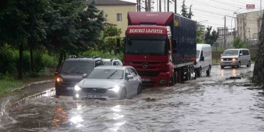 Kocaeli şiddetli yağmur sebebiyle adeta su altında kaldı, deniz ve dereler taştı, yollar göle döndü