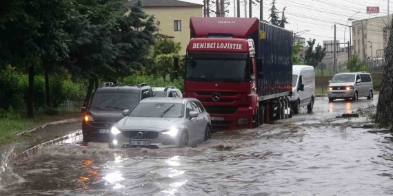 Kocaeli şiddetli yağmur sebebiyle adeta su altında kaldı, deniz ve dereler taştı, yollar göle döndü