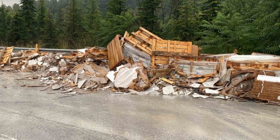 Kocaeli TEM Otoyolu’nda seramik yüklü tırın kasası devrildi, trafik durma noktasına geldi