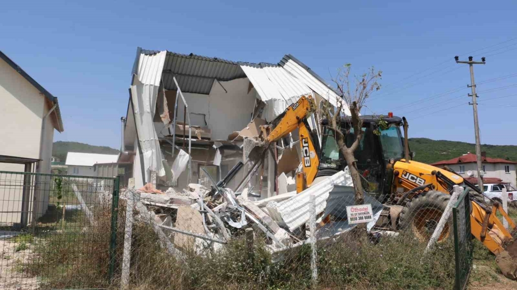 Körfez ’de 1 haftada 15 kaçak yapı yıkıldı