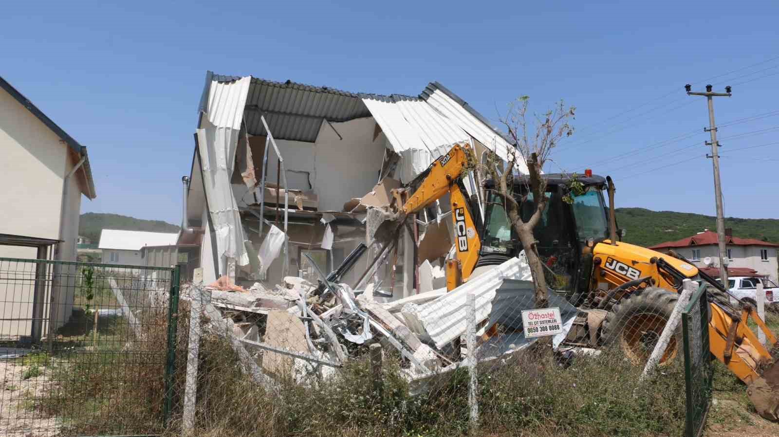 Körfez ’de 1 haftada 15 kaçak yapı yıkıldı