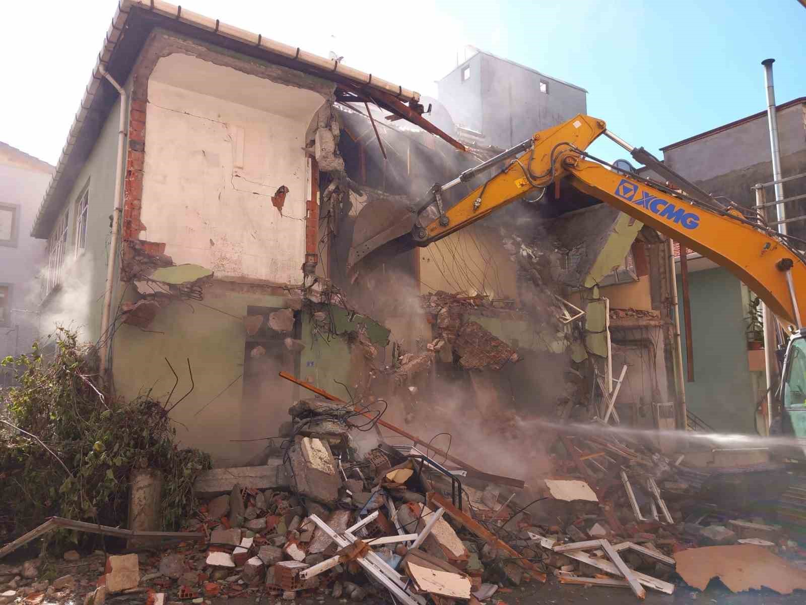 Körfez ’de 1999 depreminden kalan son bina yıkıldı