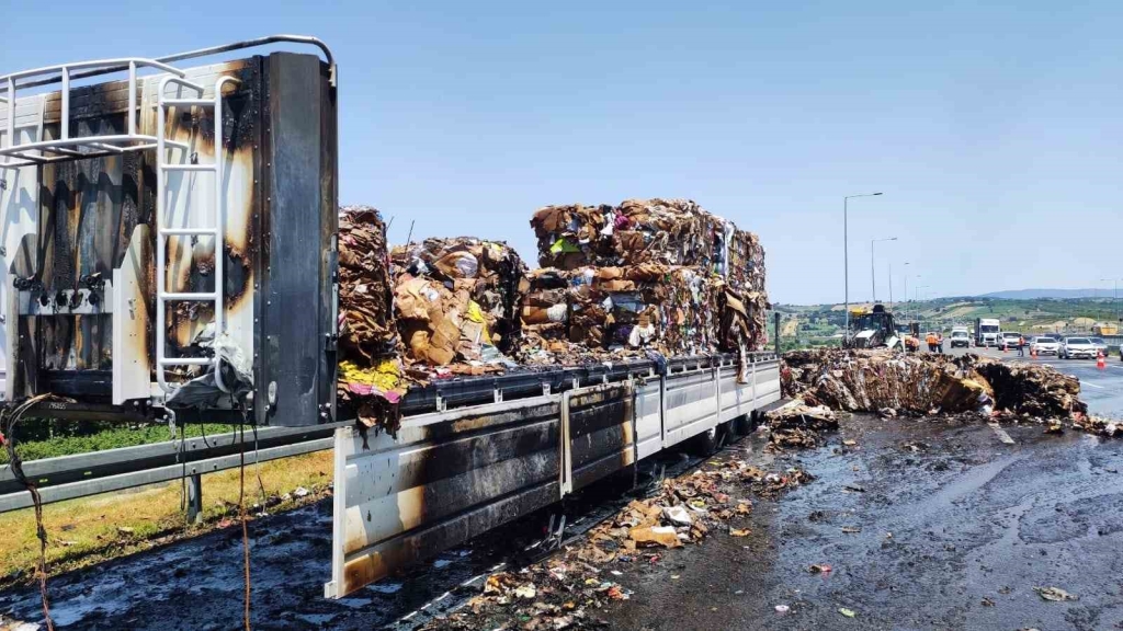 Kuzey Marmara Otoyolu ’nda hurda kağıt yüklü tır dorsesi alevlere teslim oldu