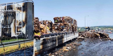 Kuzey Marmara Otoyolu ’nda hurda kağıt yüklü tır dorsesi alevlere teslim oldu
