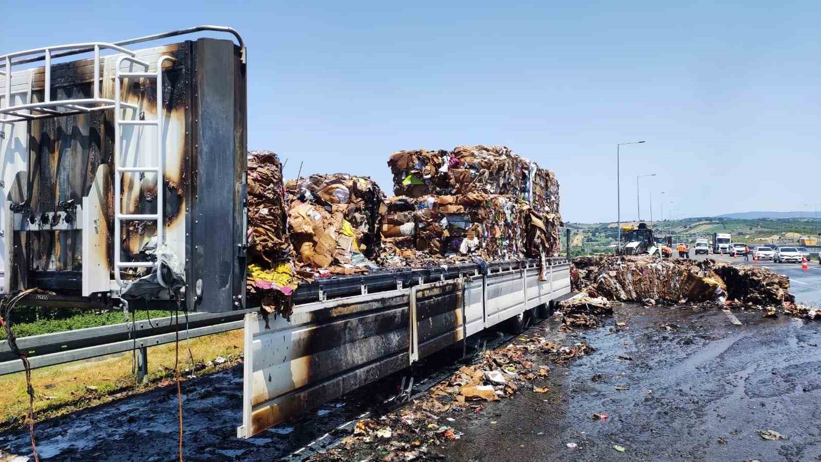 Kuzey Marmara Otoyolu ’nda hurda kağıt yüklü tır dorsesi alevlere teslim oldu