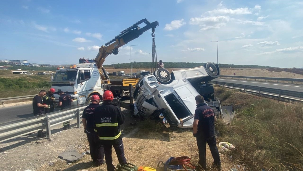 Kuzey Marmara Otoyolu ’nda tır devrildi: 1 ölü