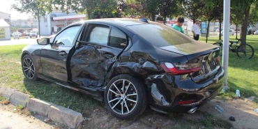 Lüks otomobil ile hafif ticari araç çarpıştı: 3 yaralı