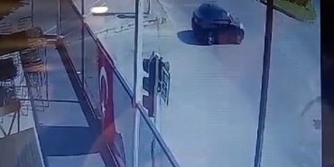 Lüks otomobil ile hafif ticari aracın karıştığı kaza saniye saniye kameralara yansıdı