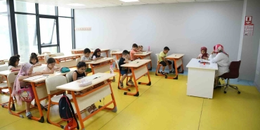 Öğrenciler tatili öğrenerek geçiriyor