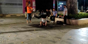 Önce izlediler sonra dayanamayıp dans ettiler