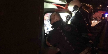 Önce kazada sıkıştığı yerden kurtuldu, ardından araçtaki cep telefonu için ekipleri harekete geçirdi
