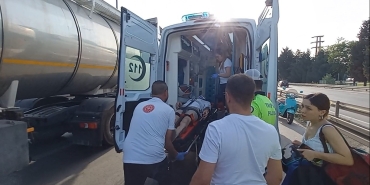 Otomobile çarpmamak için manevra yapınca yola savruldu: 2 yaralı