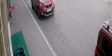 Otomobilin önünü kesip bekçiyi böyle darp ettiler