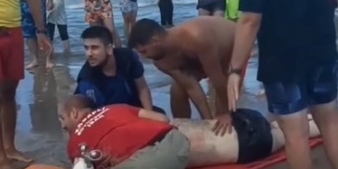 Serinlemek için denize giren 2 kişi boğulmaktan kurtarıldı