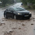 Şiddetli bastıran yağmur sebebiyle yollar çamur ve taş içinde kaldı