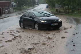 Şiddetli bastıran yağmur sebebiyle yollar çamur ve taş içinde kaldı