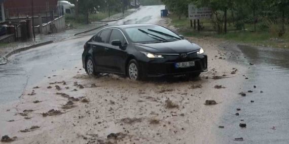 Şiddetli bastıran yağmur sebebiyle yollar çamur ve taş içinde kaldı