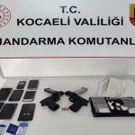 supheli-aractan-uyusturucu-silah-ve-7-telefon-ele-gecirildi