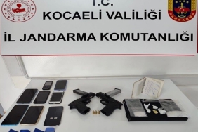 Şüpheli araçtan uyuşturucu, silah ve 7 telefon ele geçirildi