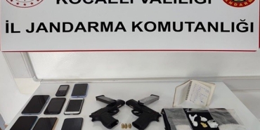 Şüpheli araçtan uyuşturucu, silah ve 7 telefon ele geçirildi