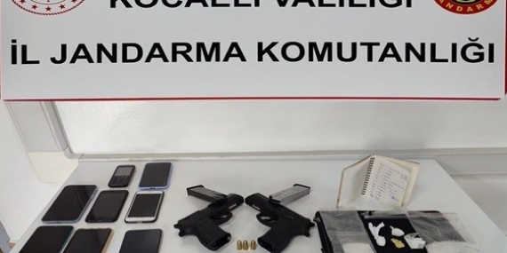 Şüpheli araçtan uyuşturucu, silah ve 7 telefon ele geçirildi