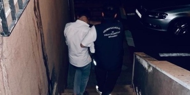 Şüpheli üzerine durdurulan araçta 8 düzensiz göçmen yakalandı