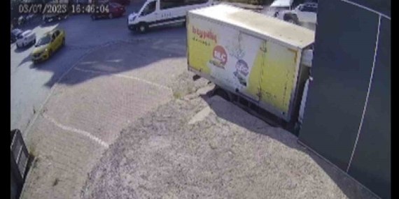 SUV tipi araç, çarpıştığı hafif ticari aracın üstünden atladı: 1 yaralı