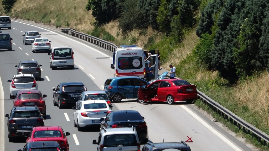 TEM ’de 2 otomobil çarpıştı, uzun araç kuyruğu oluştu