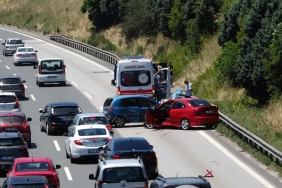 TEM ’de 2 otomobil çarpıştı, uzun araç kuyruğu oluştu