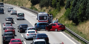 TEM ’de 2 otomobil çarpıştı, uzun araç kuyruğu oluştu
