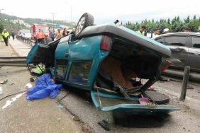 TEM ’de kazaya karışan otomobil hurdaya döndü: 1 ölü, 1 yaralı